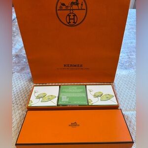 HERMÉS SOAP GIFT SET — UN JARDIN SUR LE NIL
3 SOAPS SIZE 100 g - 3.5 oz each